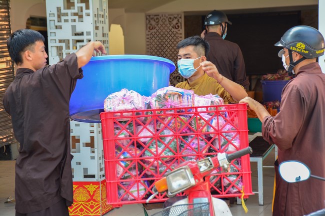 Continuing to support people in need in the Covid-19 pandemic of Hoang Phap Pagoda (series 4)